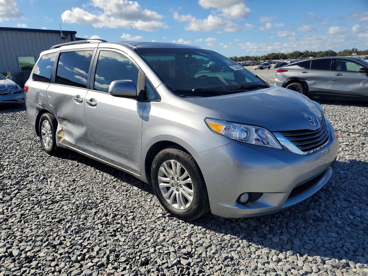 2016 TOYOTA SIENNA XLE 8-PASSENGER photo 4