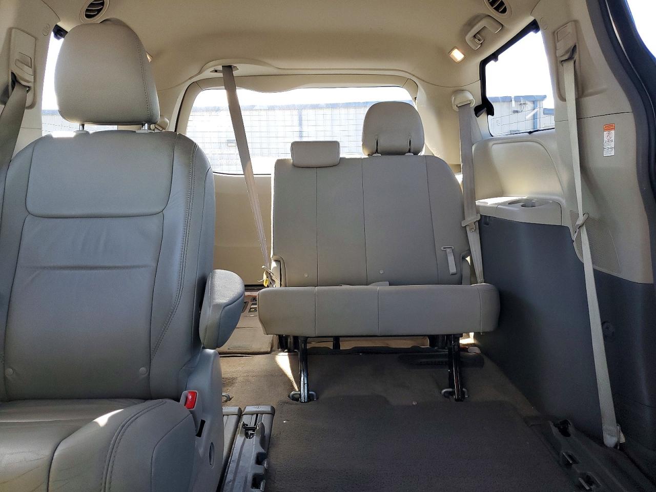 2016 TOYOTA SIENNA XLE 8-PASSENGER photo 10