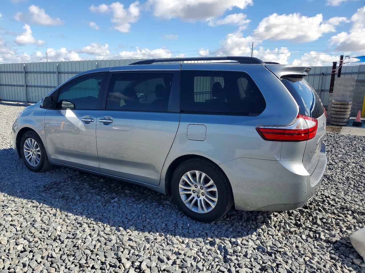 2016 TOYOTA SIENNA XLE 8-PASSENGER photo 2