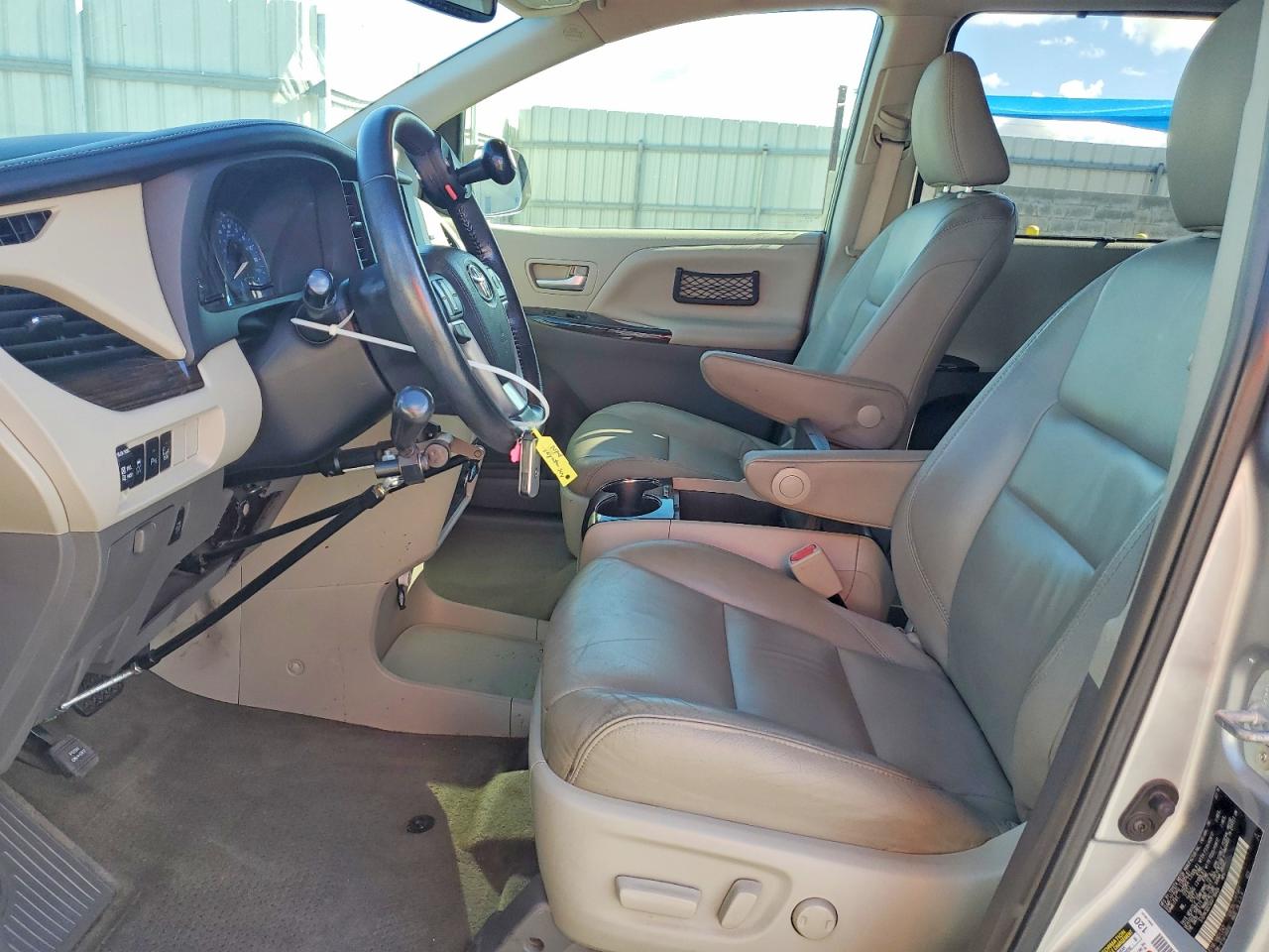 2016 TOYOTA SIENNA XLE 8-PASSENGER photo 7