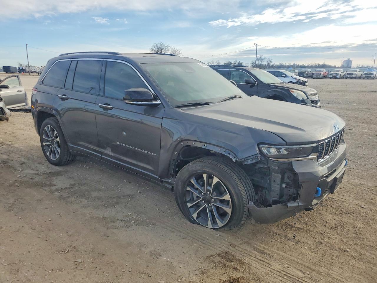 2023 JEEP GRAND CHEROKEE OVERLAND 4XE photo 4