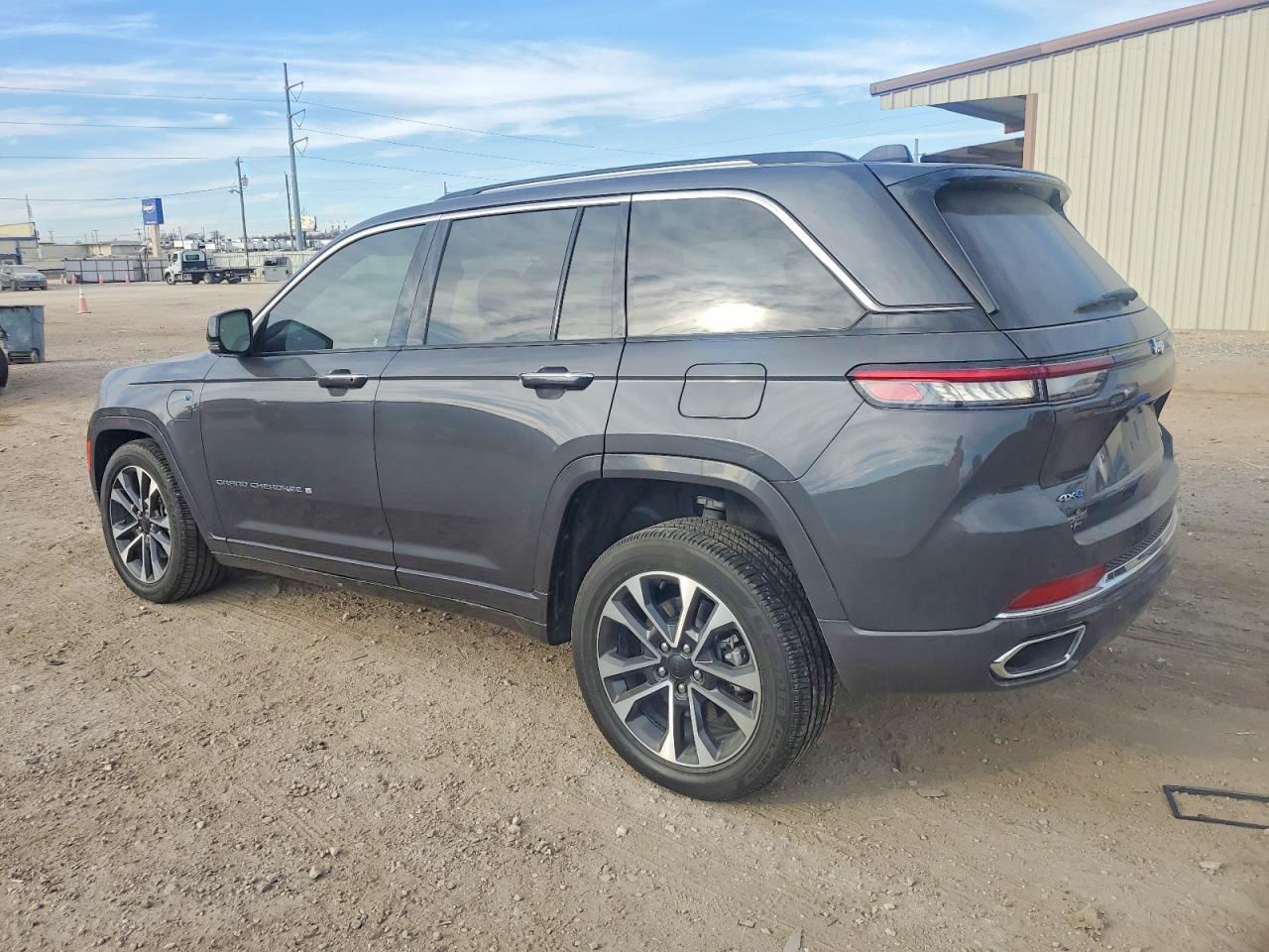 2023 JEEP GRAND CHEROKEE OVERLAND 4XE photo 2