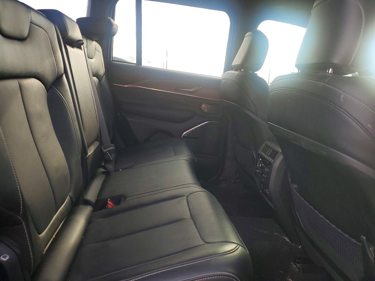 2023 JEEP GRAND CHEROKEE OVERLAND 4XE photo 11