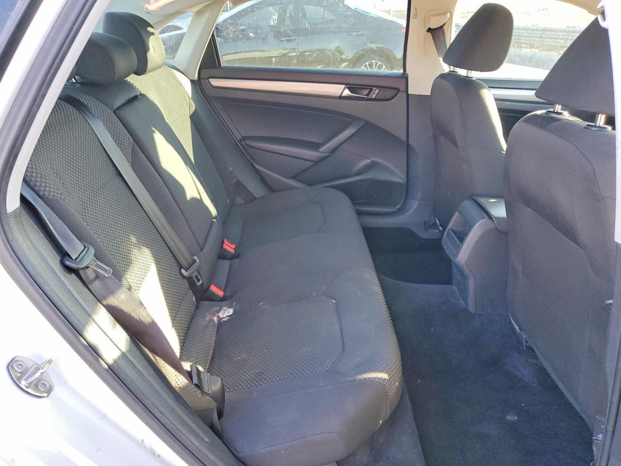 2015 VOLKSWAGEN PASSAT S photo 19