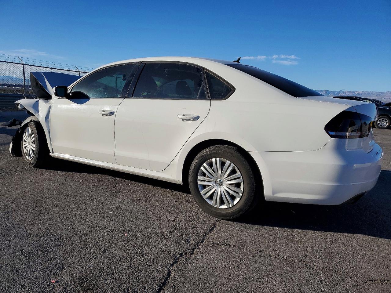 2015 VOLKSWAGEN PASSAT S photo 3
