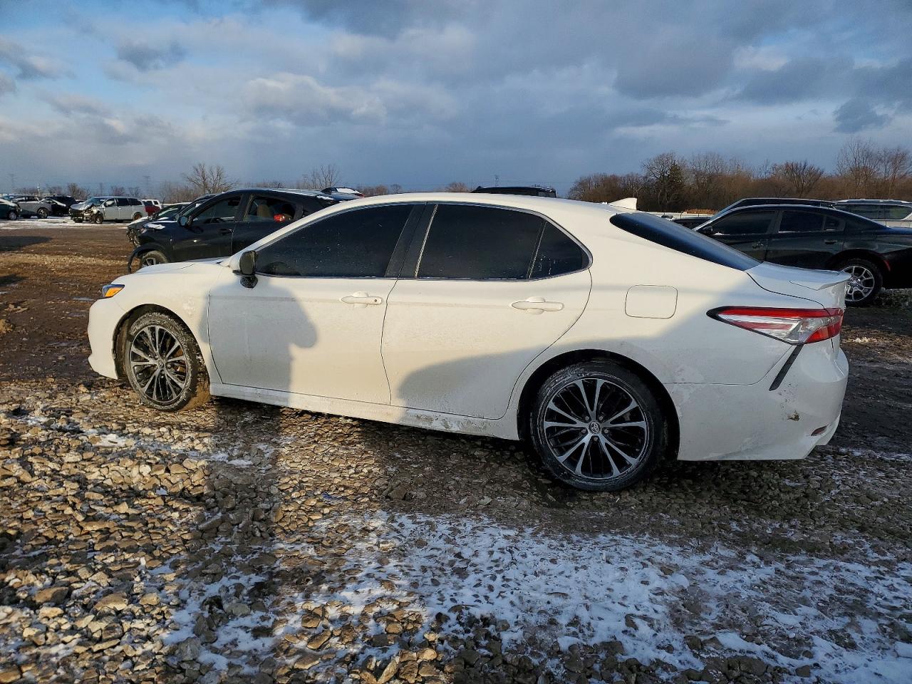 2020 TOYOTA CAMRY SE photo 2