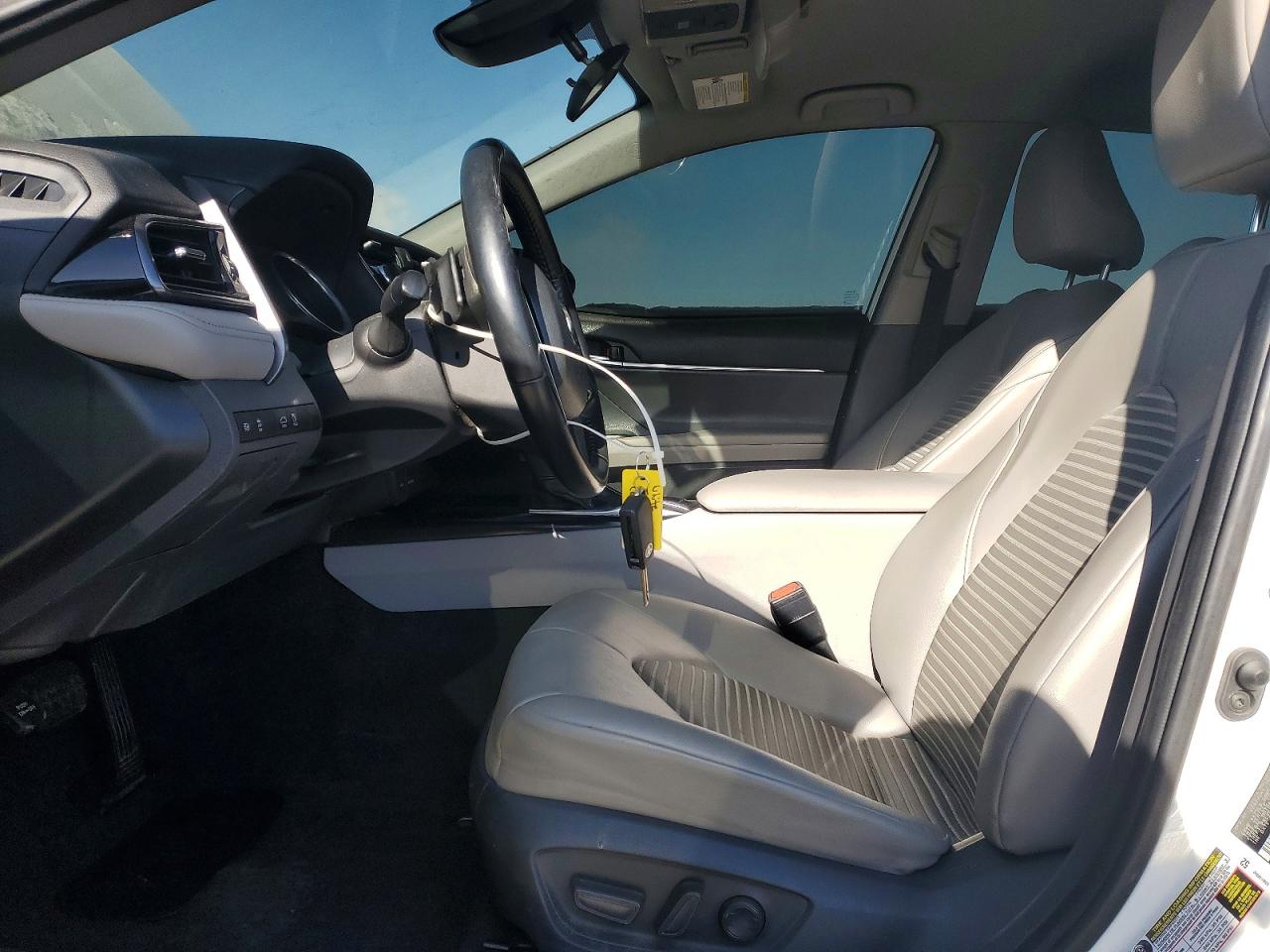 2020 TOYOTA CAMRY SE photo 7