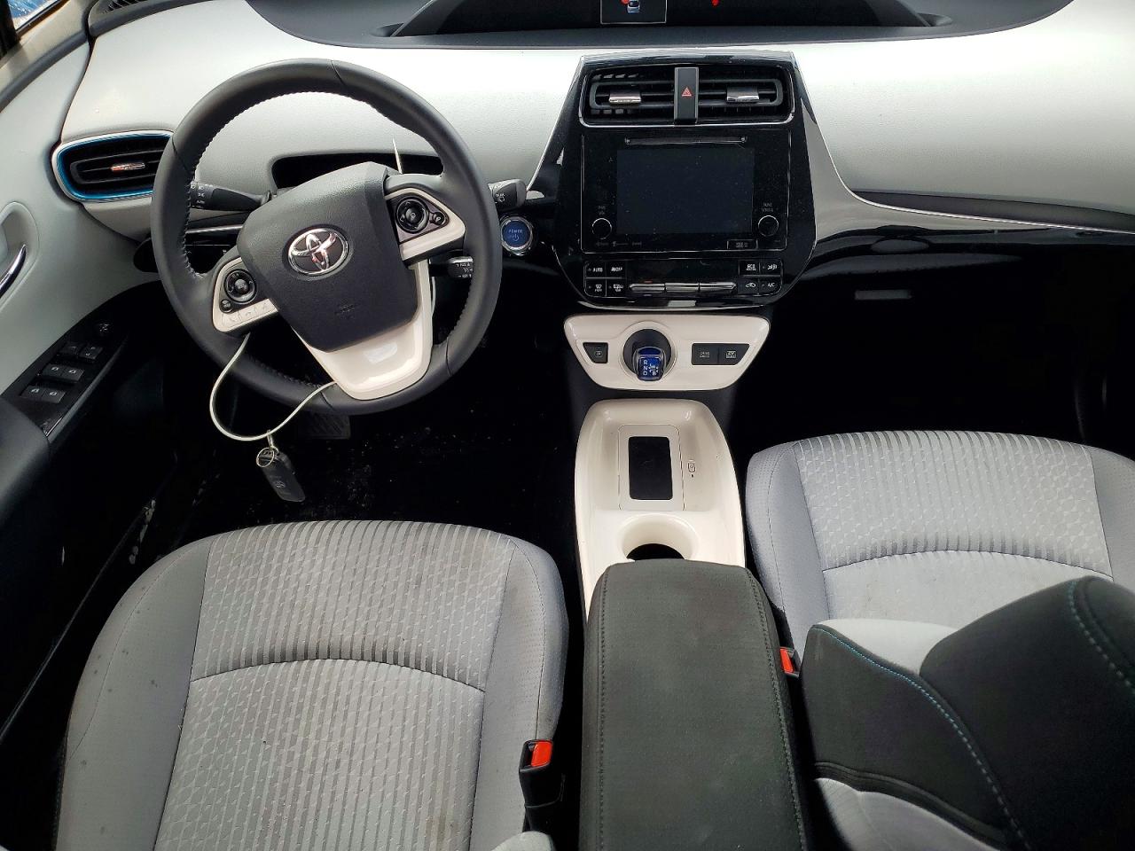 2016 TOYOTA PRIUS photo 8