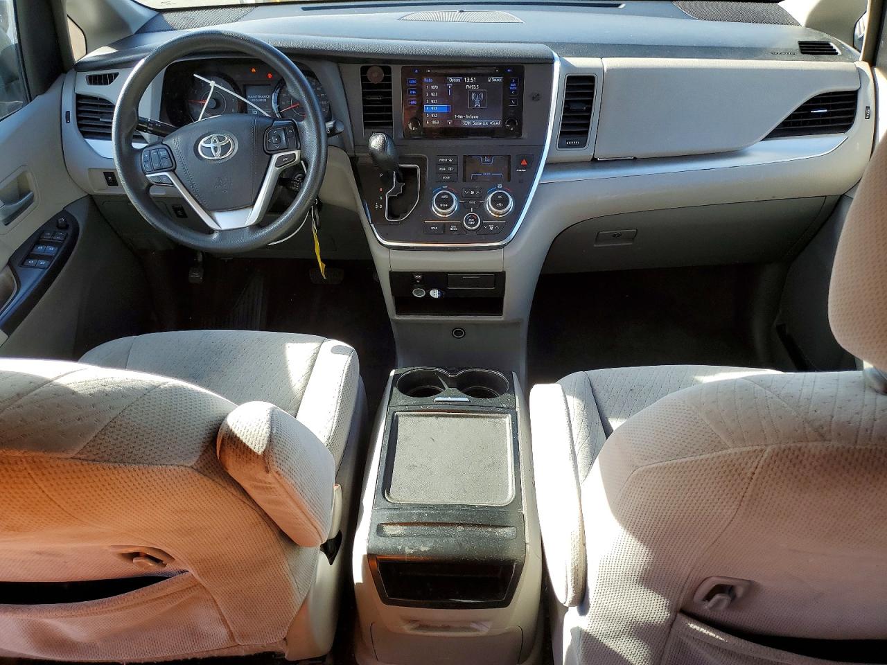 2017 TOYOTA SIENNA LE photo 15