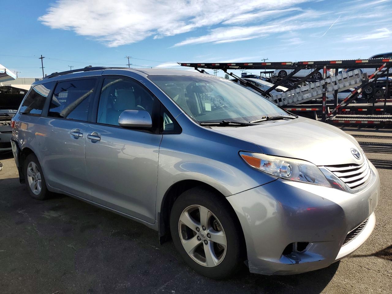 2017 TOYOTA SIENNA LE photo 7