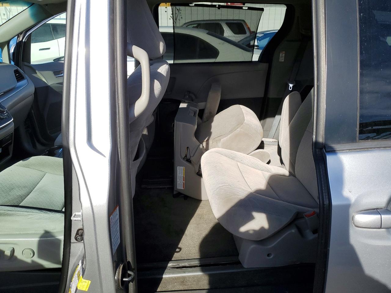 2017 TOYOTA SIENNA LE photo 21