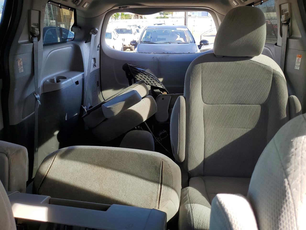 2017 TOYOTA SIENNA LE photo 19