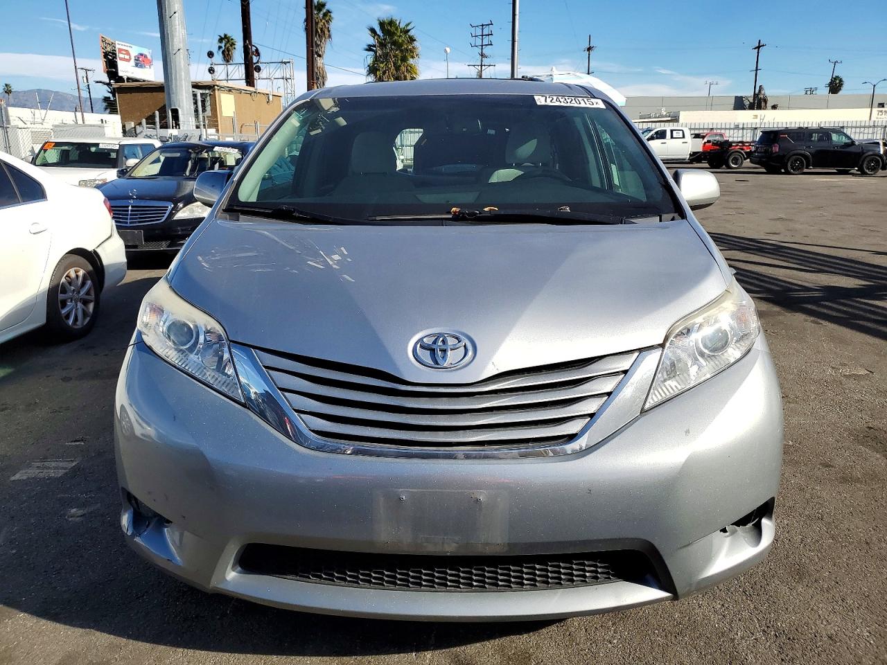 2017 TOYOTA SIENNA LE photo 9