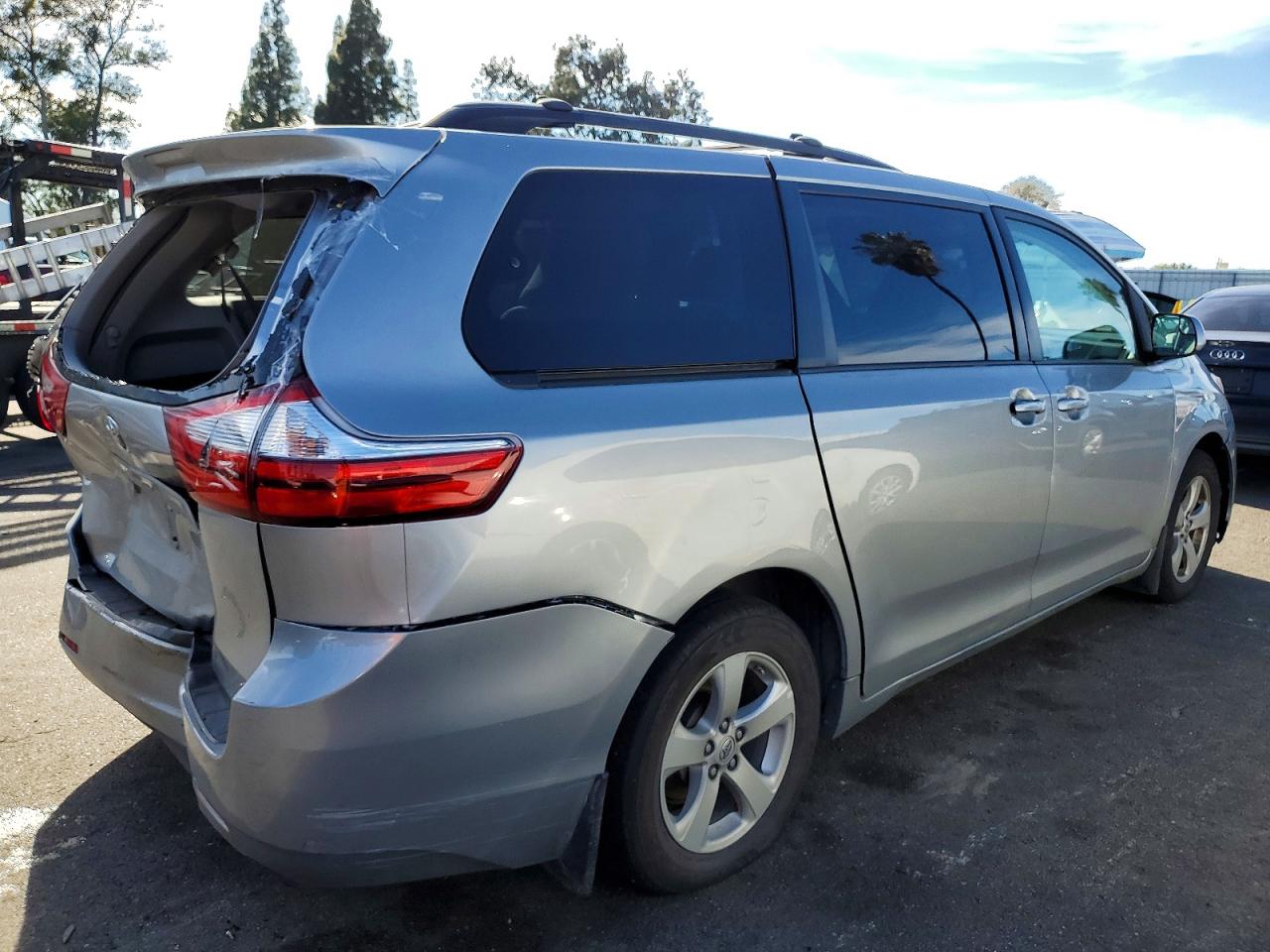 2017 TOYOTA SIENNA LE photo 5