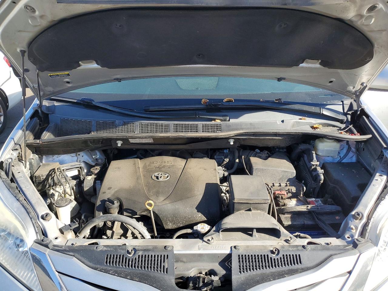 2017 TOYOTA SIENNA LE photo 23