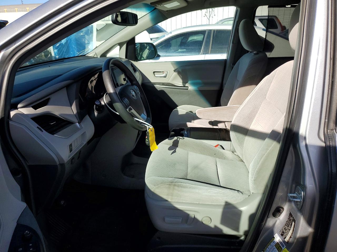 2017 TOYOTA SIENNA LE photo 13