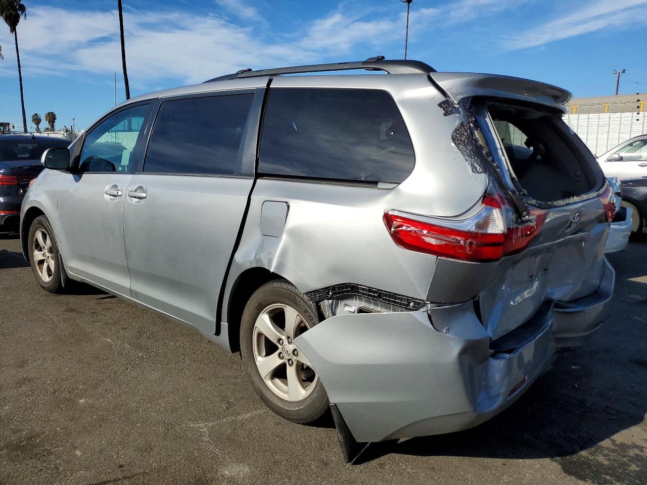 2017 TOYOTA SIENNA LE photo 3