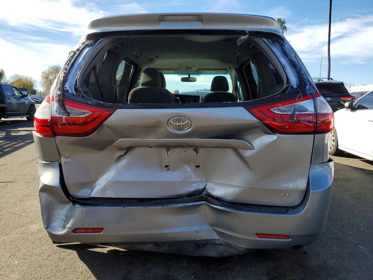 2017 TOYOTA SIENNA LE photo 11