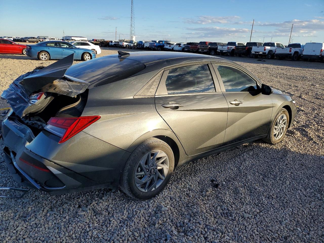 2024 HYUNDAI ELANTRA photo 3