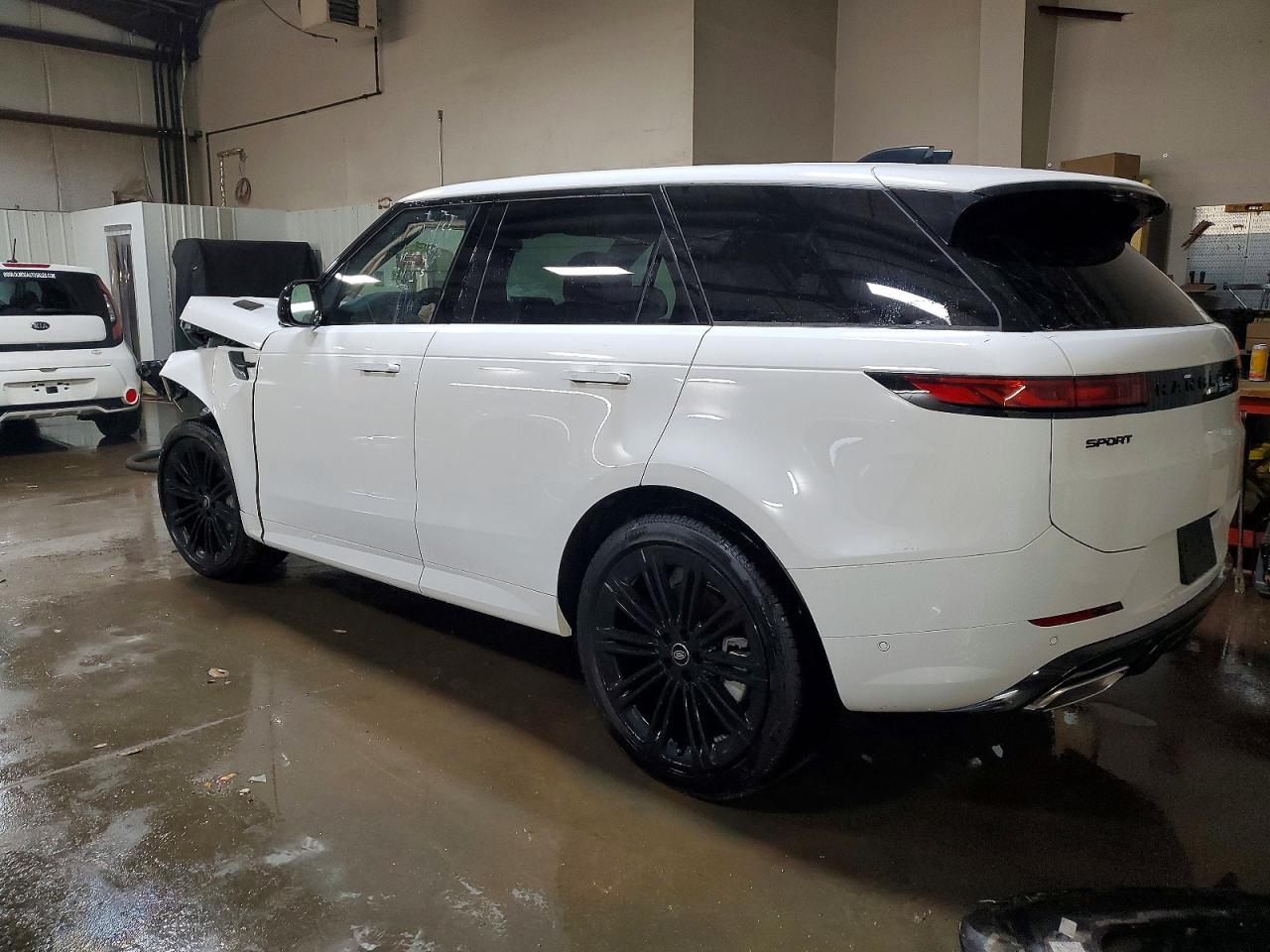 2025 LAND ROVER RANGE ROVER SPORT DYNAMIC SE photo 3