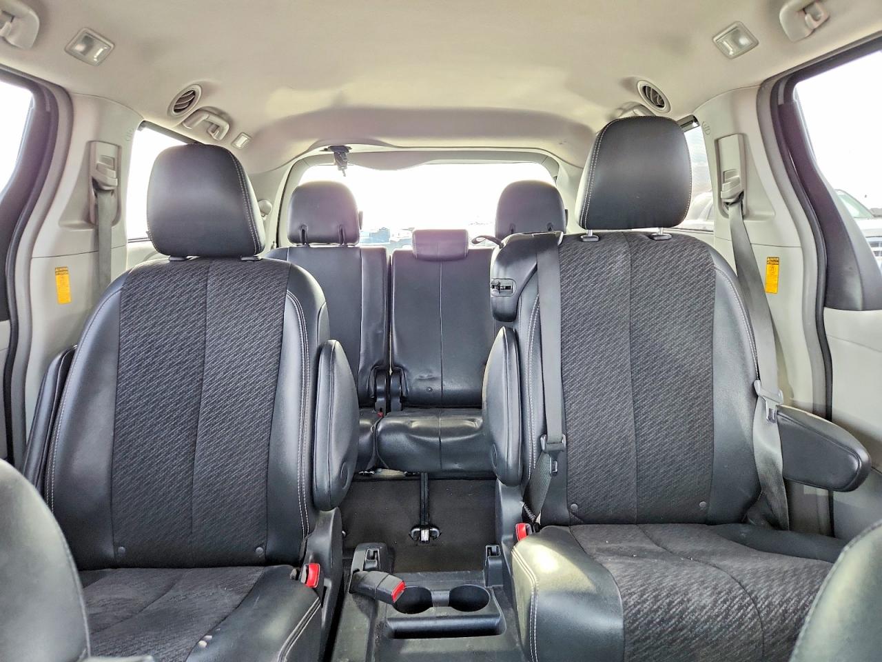 2014 TOYOTA SIENNA SE 8-PASSENGER photo 19