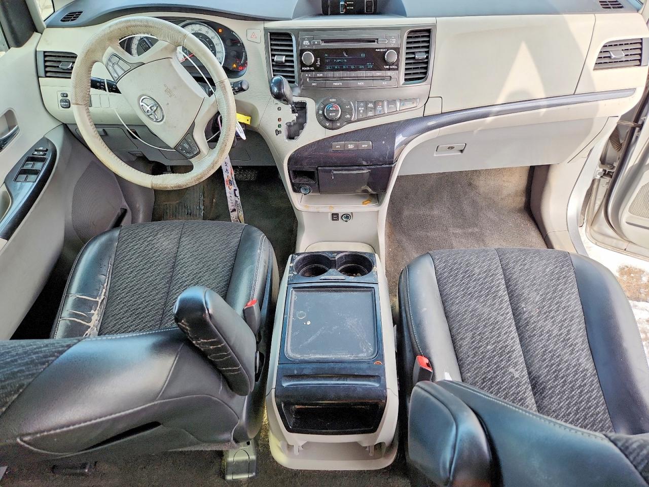 2014 TOYOTA SIENNA SE 8-PASSENGER photo 15