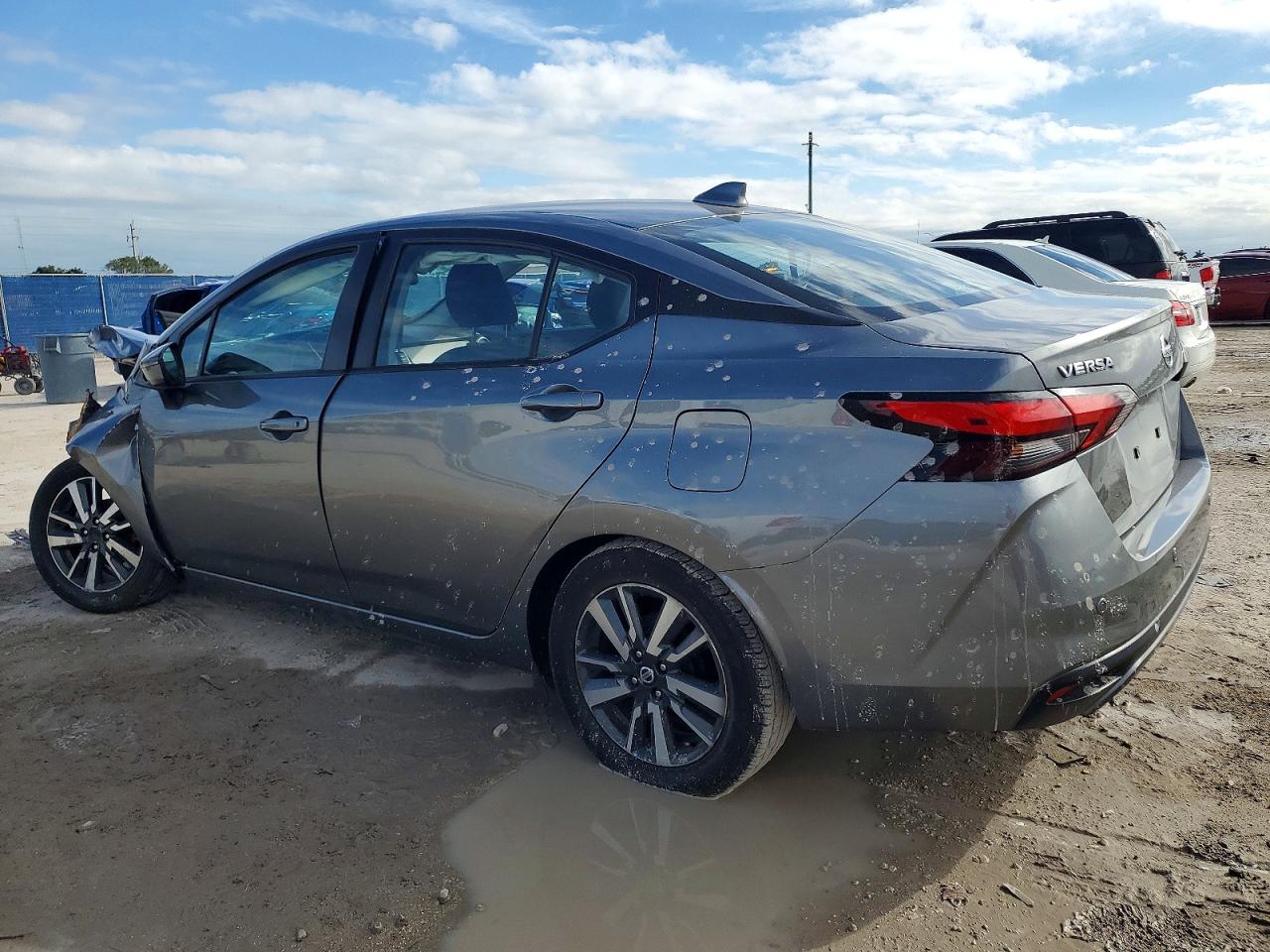 2021 NISSAN VERSA SV photo 3
