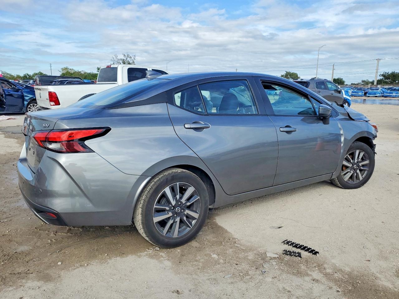 2021 NISSAN VERSA SV photo 5