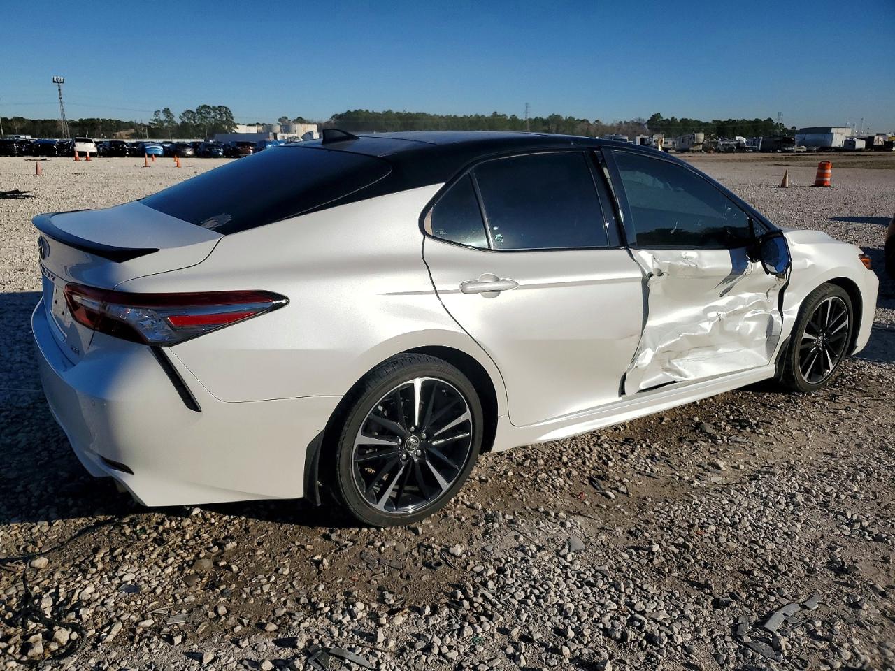 2018 TOYOTA CAMRY XSE photo 3