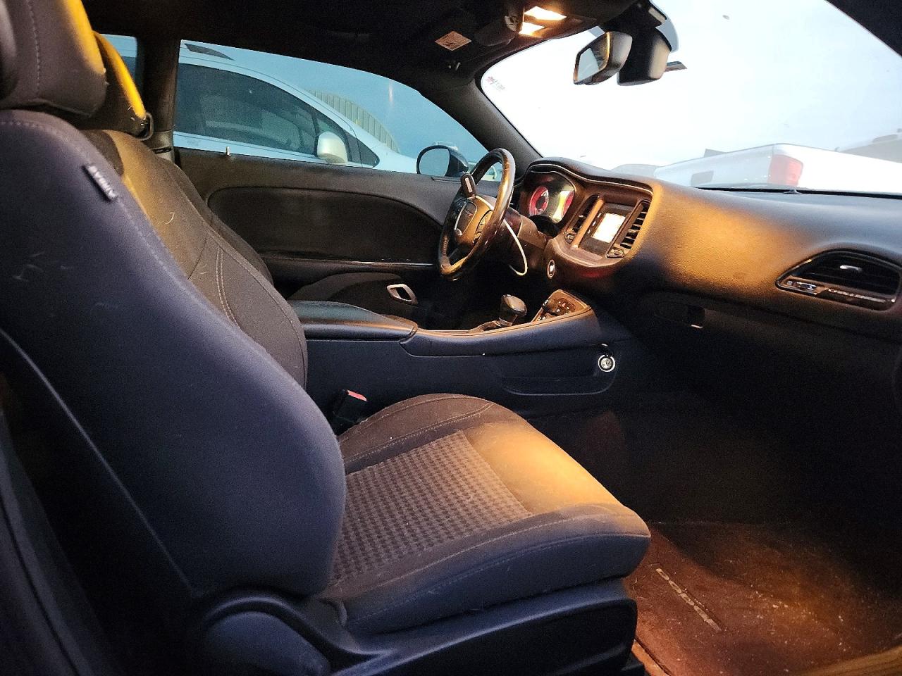 2016 DODGE CHALLENGER SXT photo 28