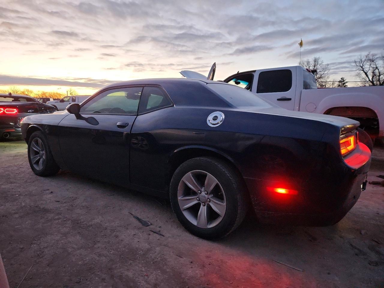 2016 DODGE CHALLENGER SXT photo 4