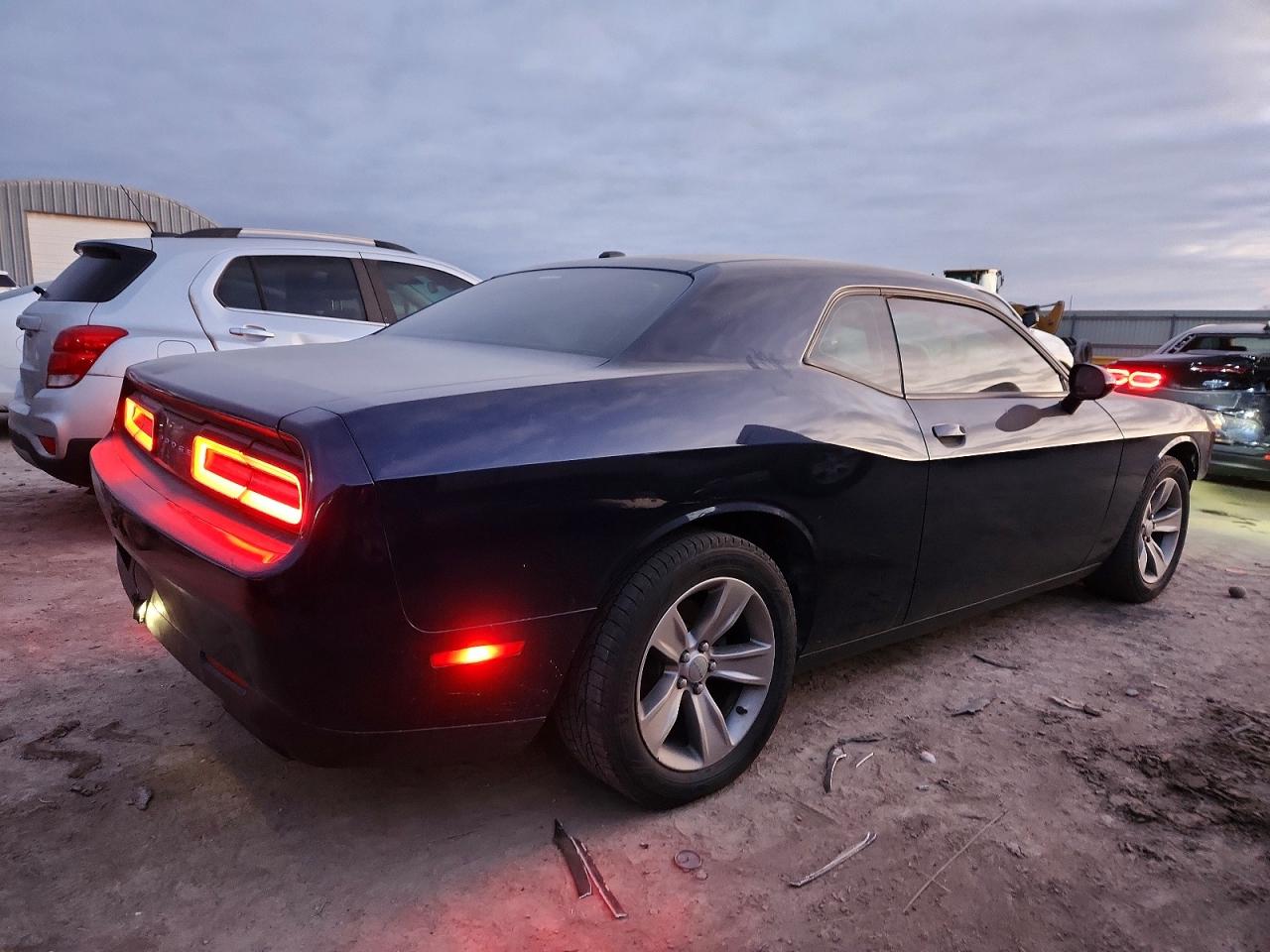 2016 DODGE CHALLENGER SXT photo 7