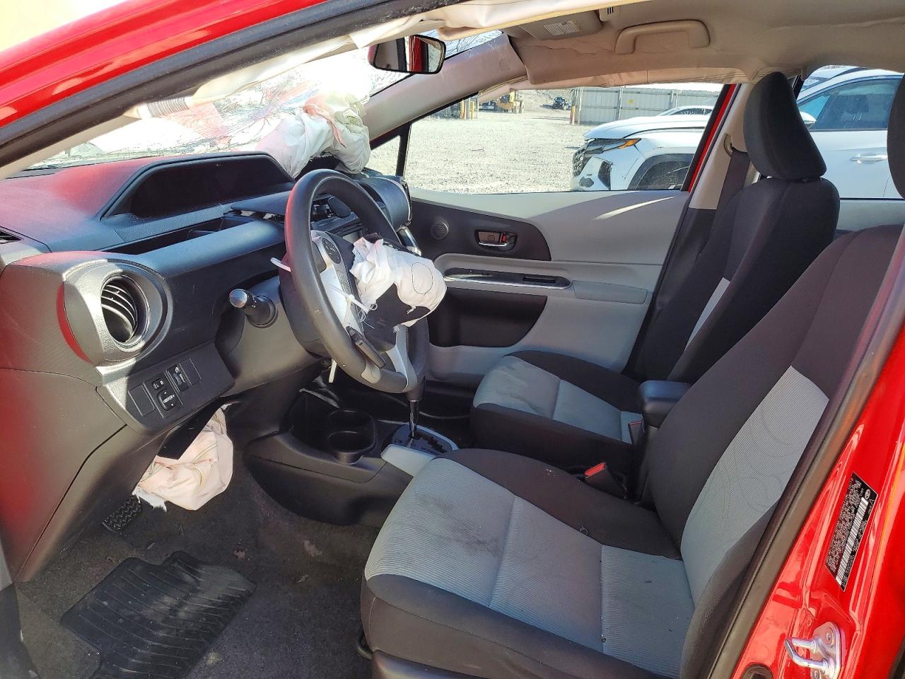 2014 TOYOTA PRIUS C photo 13