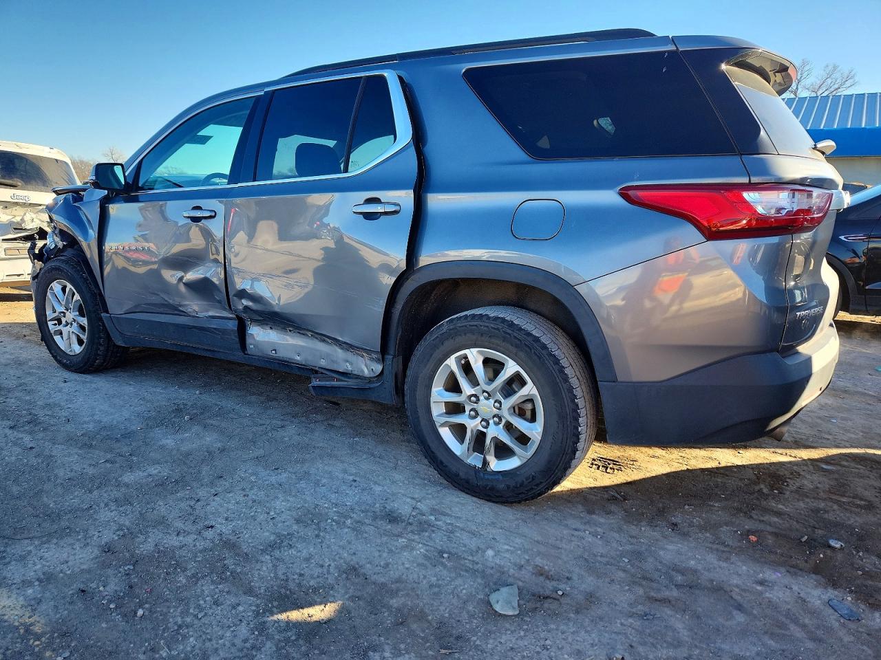 2020 CHEVROLET TRAVERSE LT photo 2