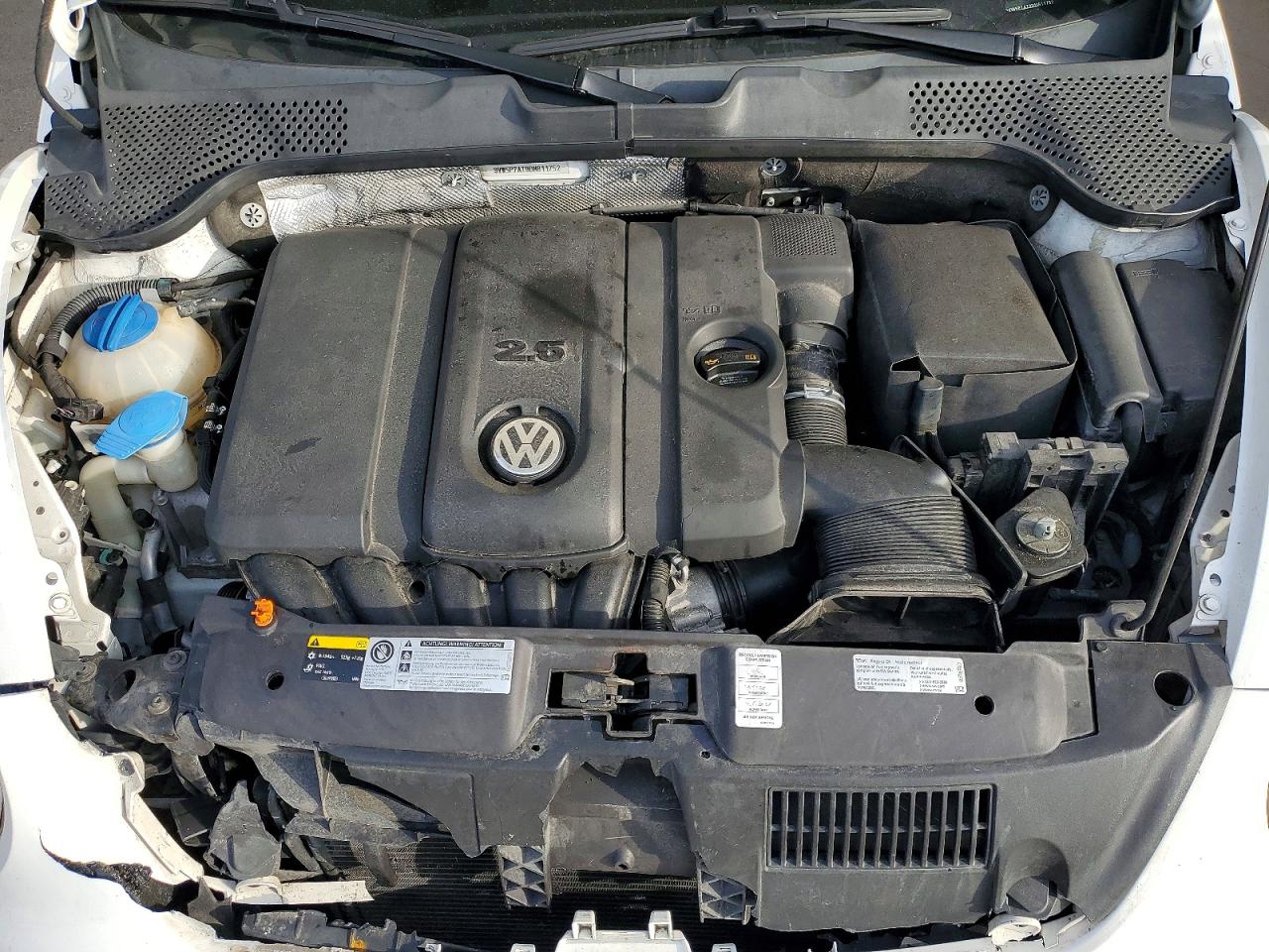 2013 VOLKSWAGEN BEETLE photo 21