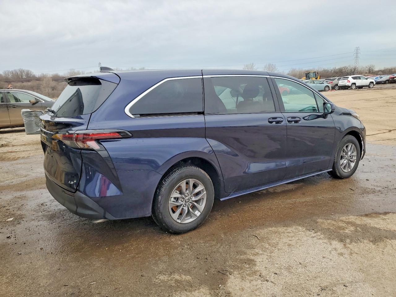 2025 TOYOTA SIENNA LE photo 7
