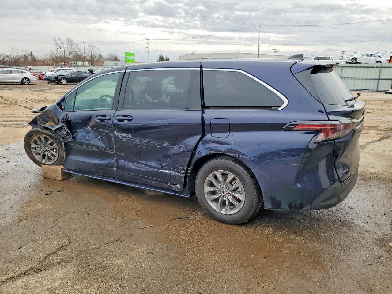 2025 TOYOTA SIENNA LE photo 4