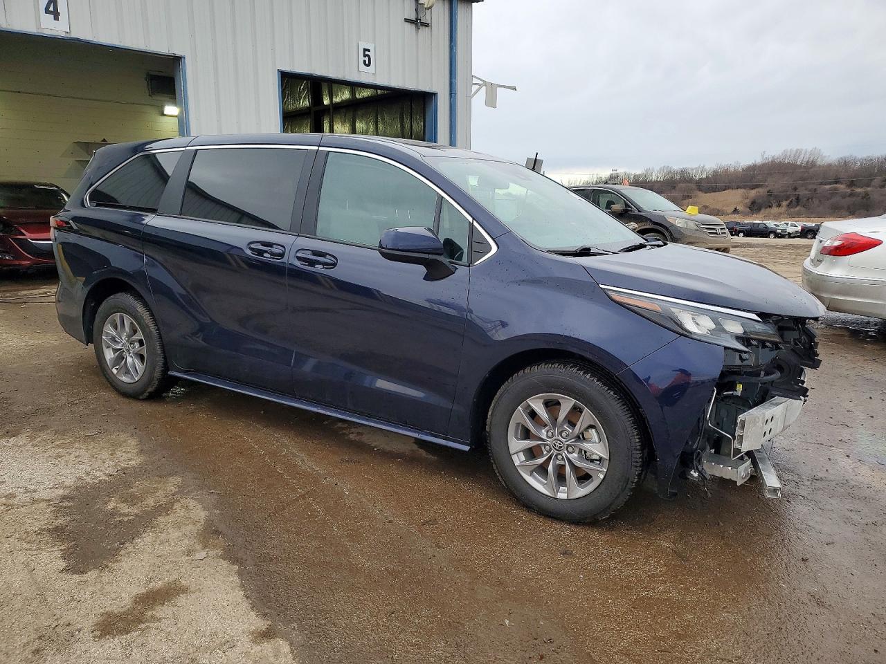 2025 TOYOTA SIENNA LE photo 10