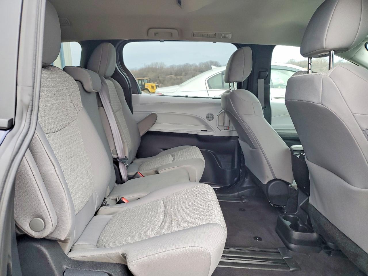 2025 TOYOTA SIENNA LE photo 31