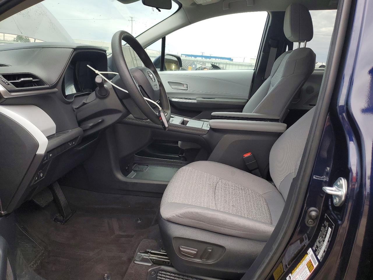 2025 TOYOTA SIENNA LE photo 19