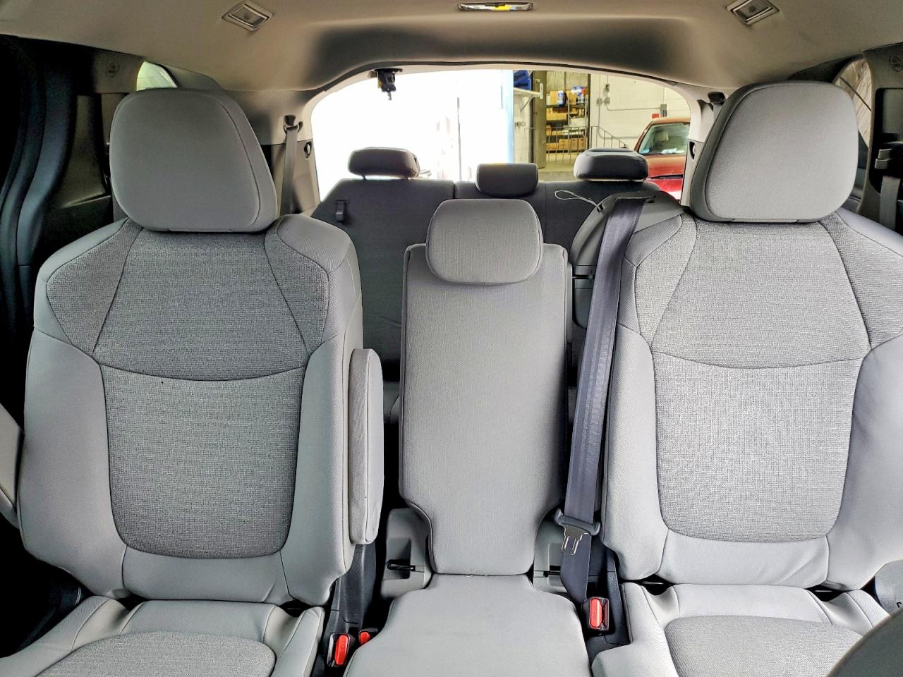 2025 TOYOTA SIENNA LE photo 28