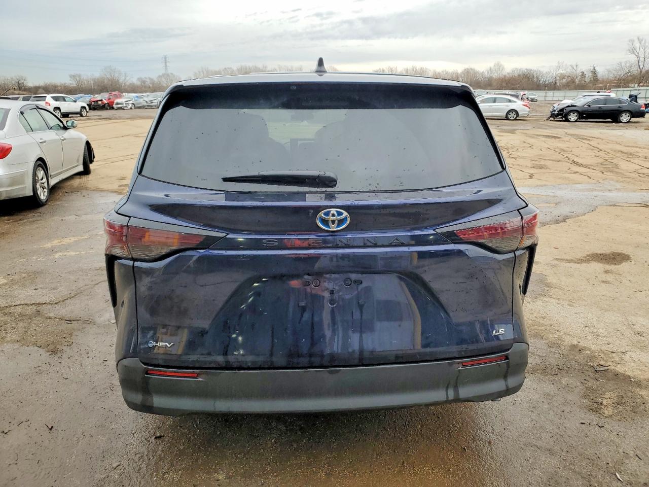 2025 TOYOTA SIENNA LE photo 16