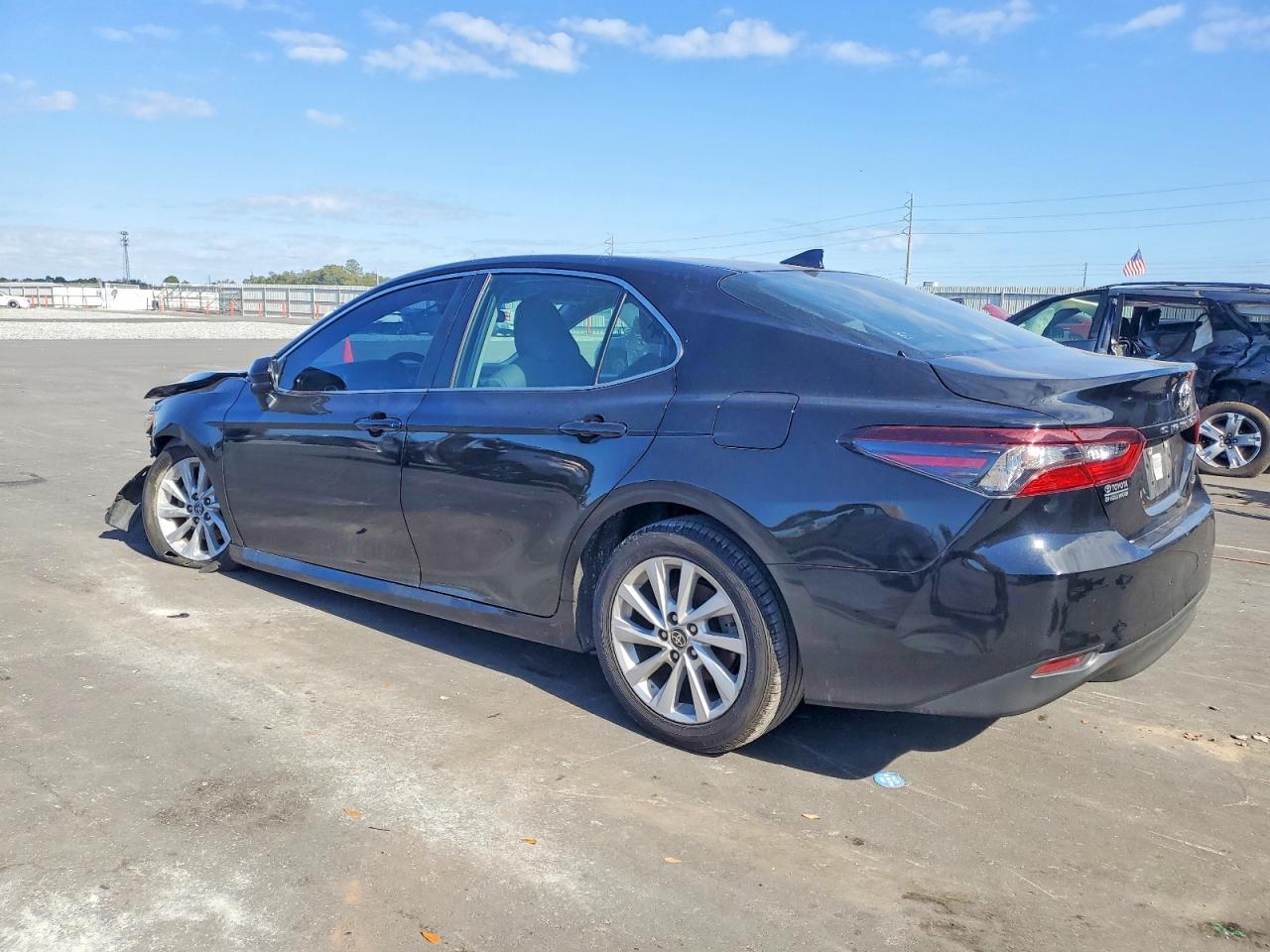 2022 TOYOTA CAMRY LE photo 3