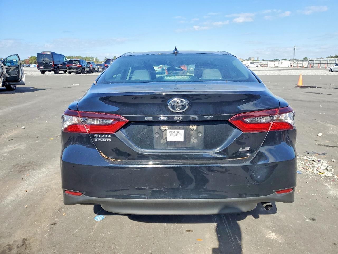 2022 TOYOTA CAMRY LE photo 11