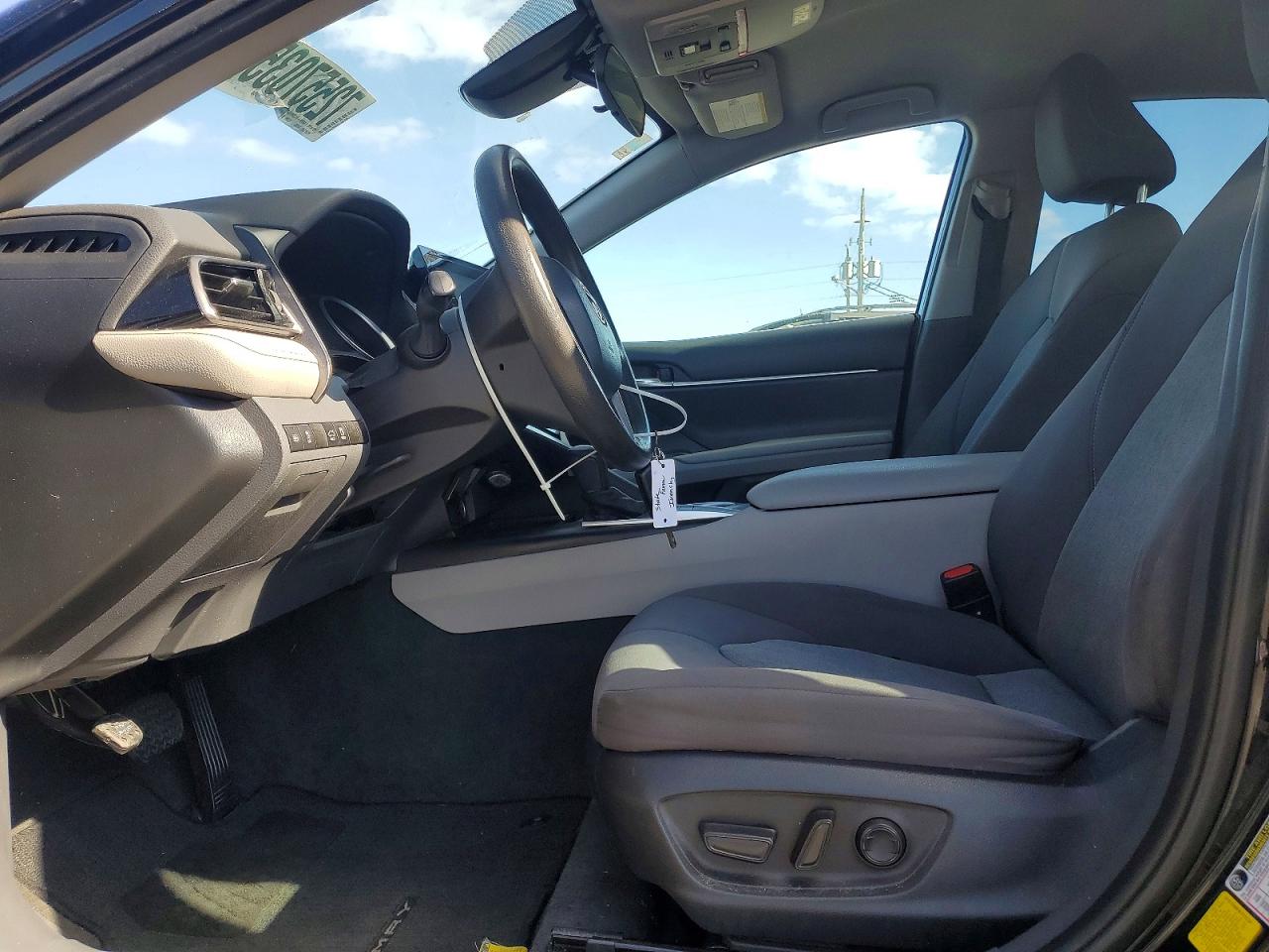 2022 TOYOTA CAMRY LE photo 13