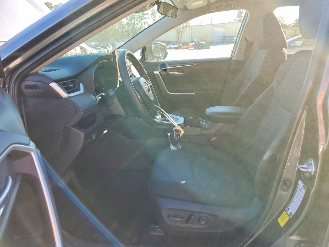 2024 TOYOTA RAV4 XLE photo 7