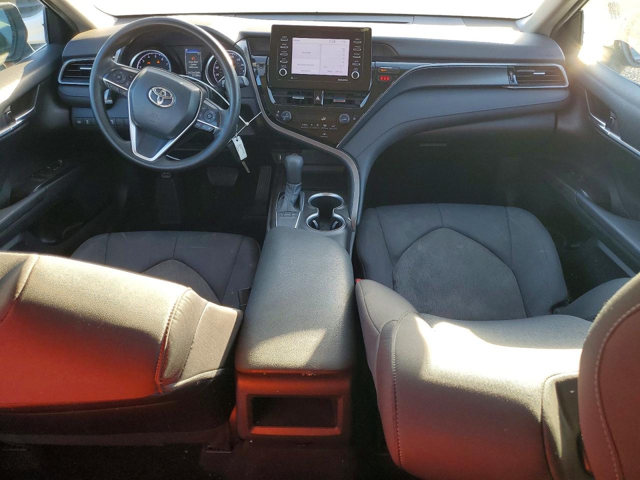 2022 TOYOTA CAMRY LE photo 22