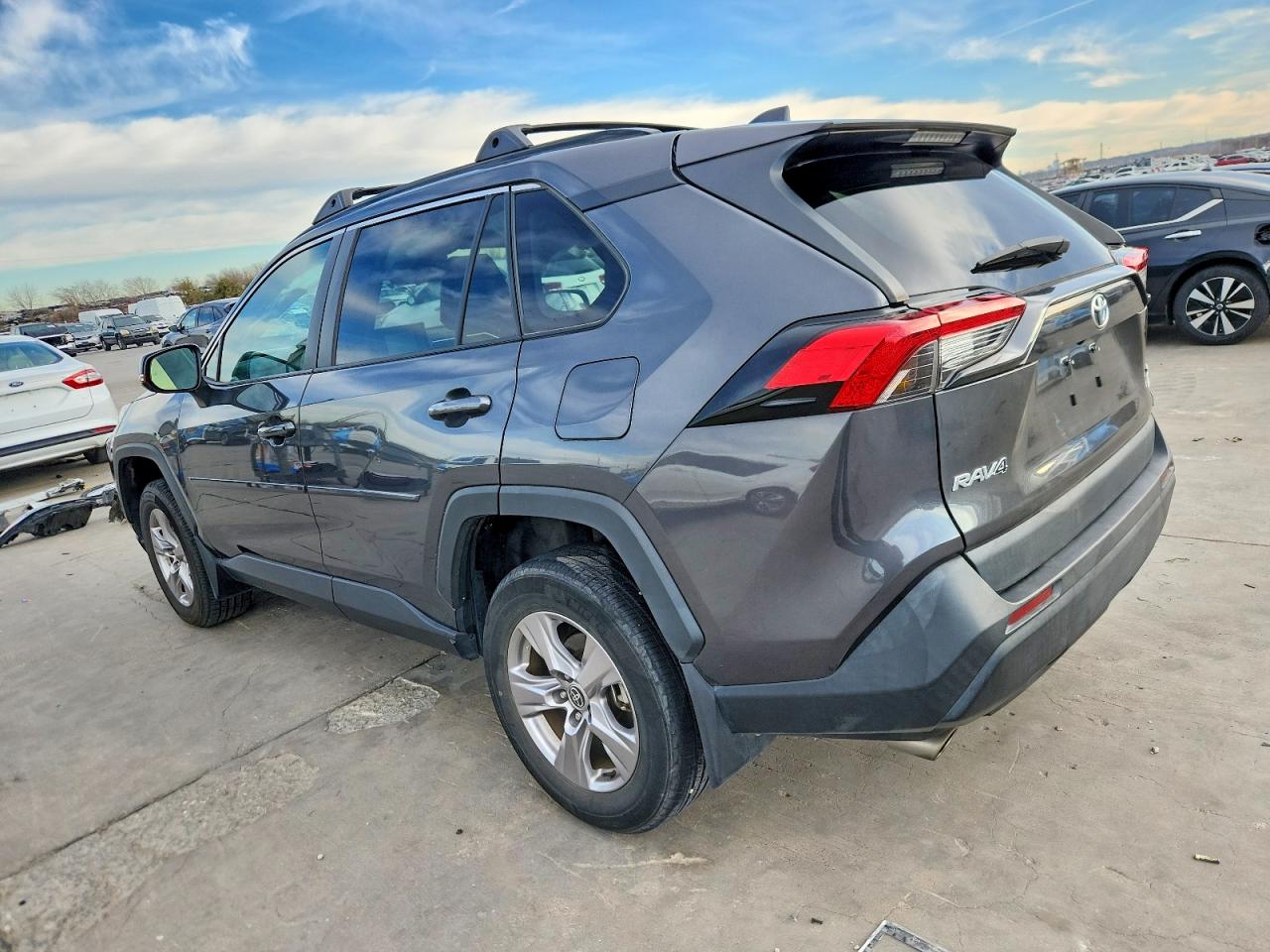 2022 TOYOTA RAV4 XLE photo 3