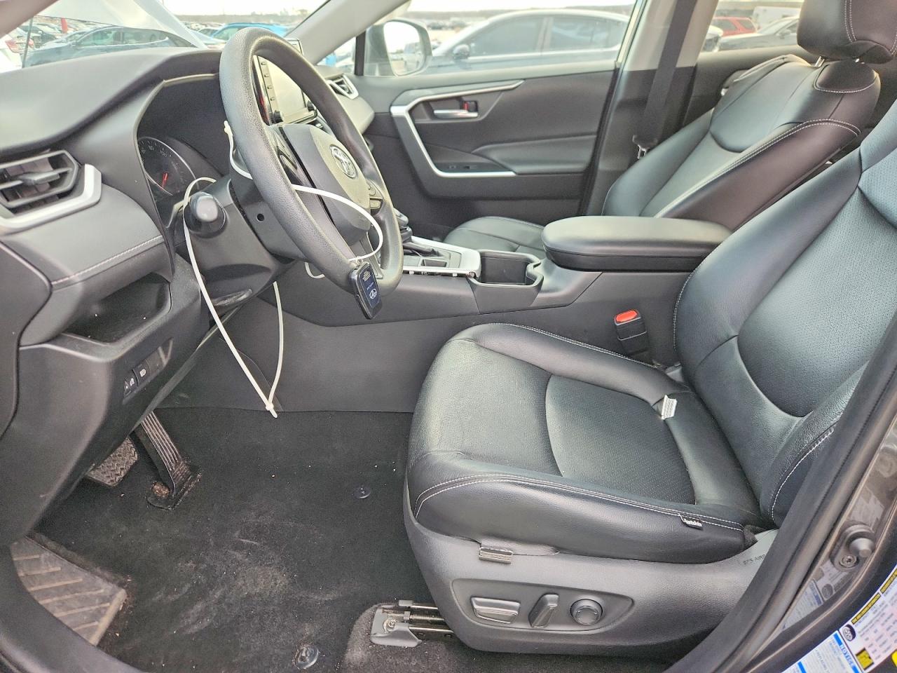 2022 TOYOTA RAV4 XLE photo 13