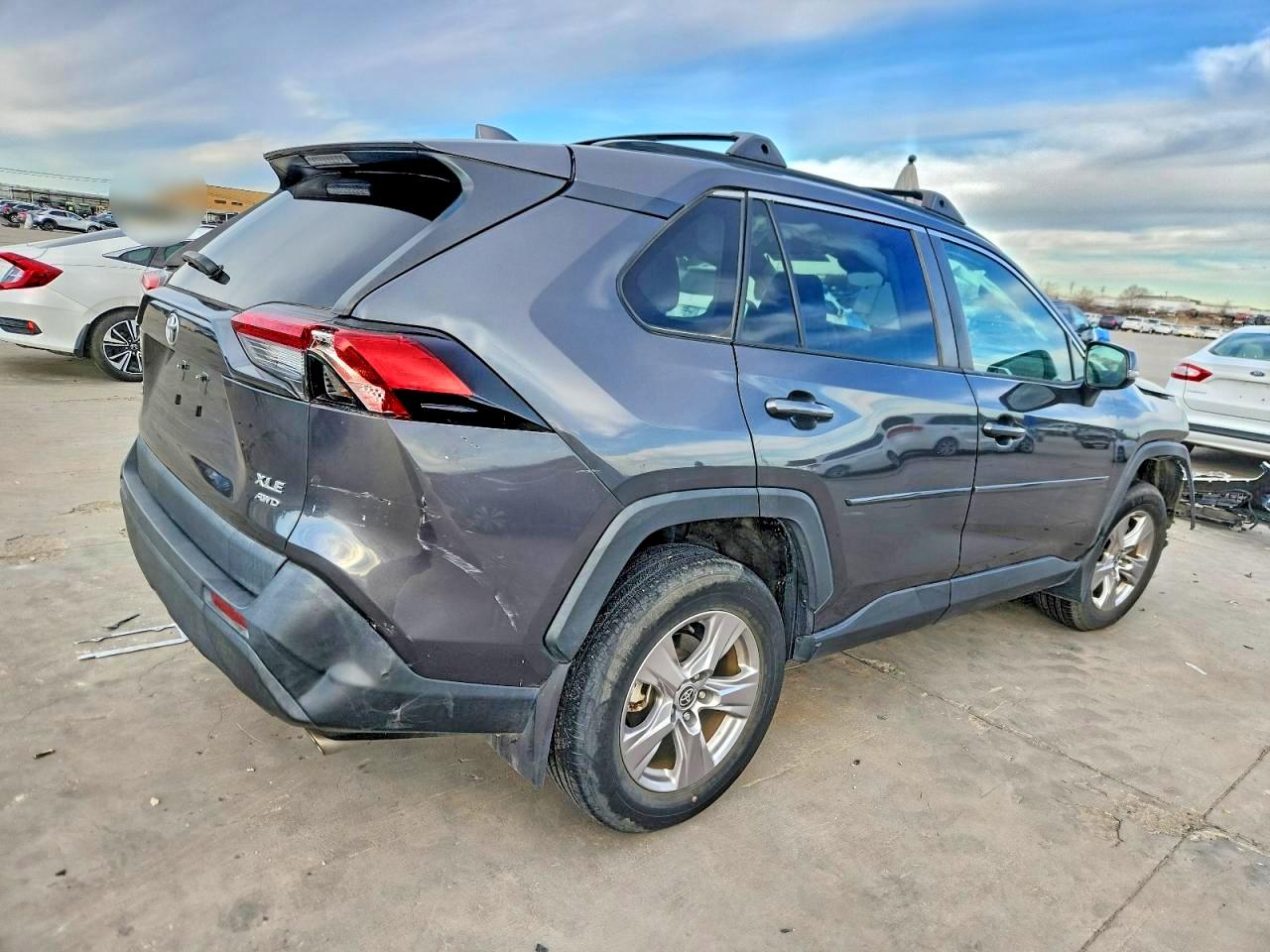 2022 TOYOTA RAV4 XLE photo 5